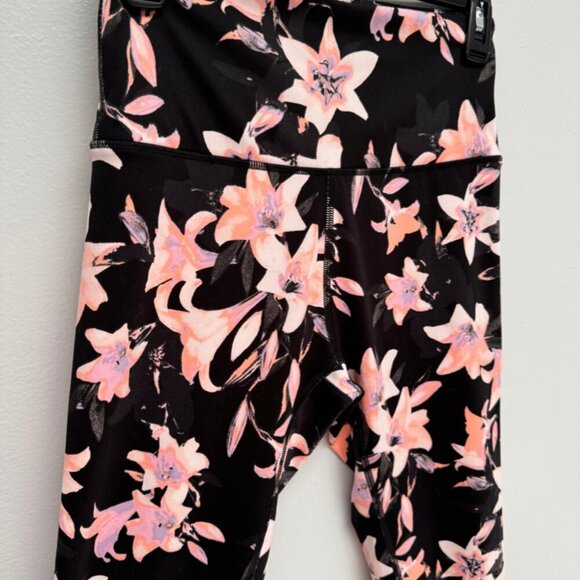 Women’s VS Capri Floral Workout Leggings NWOT - Picture 4 of 8